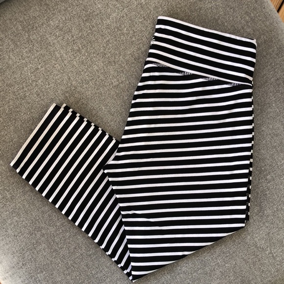 Like new! - ATHLETA Black/White Stripe Crop Leggings - Picture 5 of 6